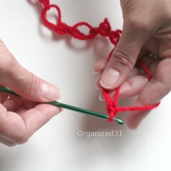 showing how to make Solomon's knot stitch