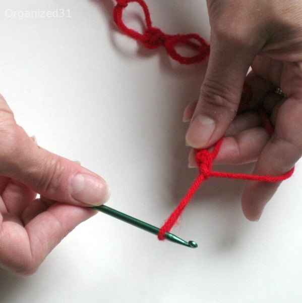 showing how to make Solomon's knot stitch